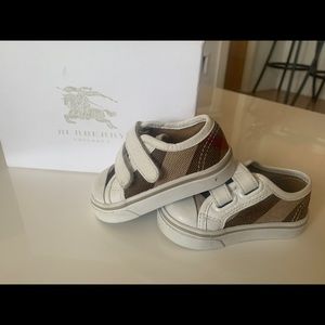 (SOLD) AUTHENTIC BURBERRY BABY SNEAKER ✨
